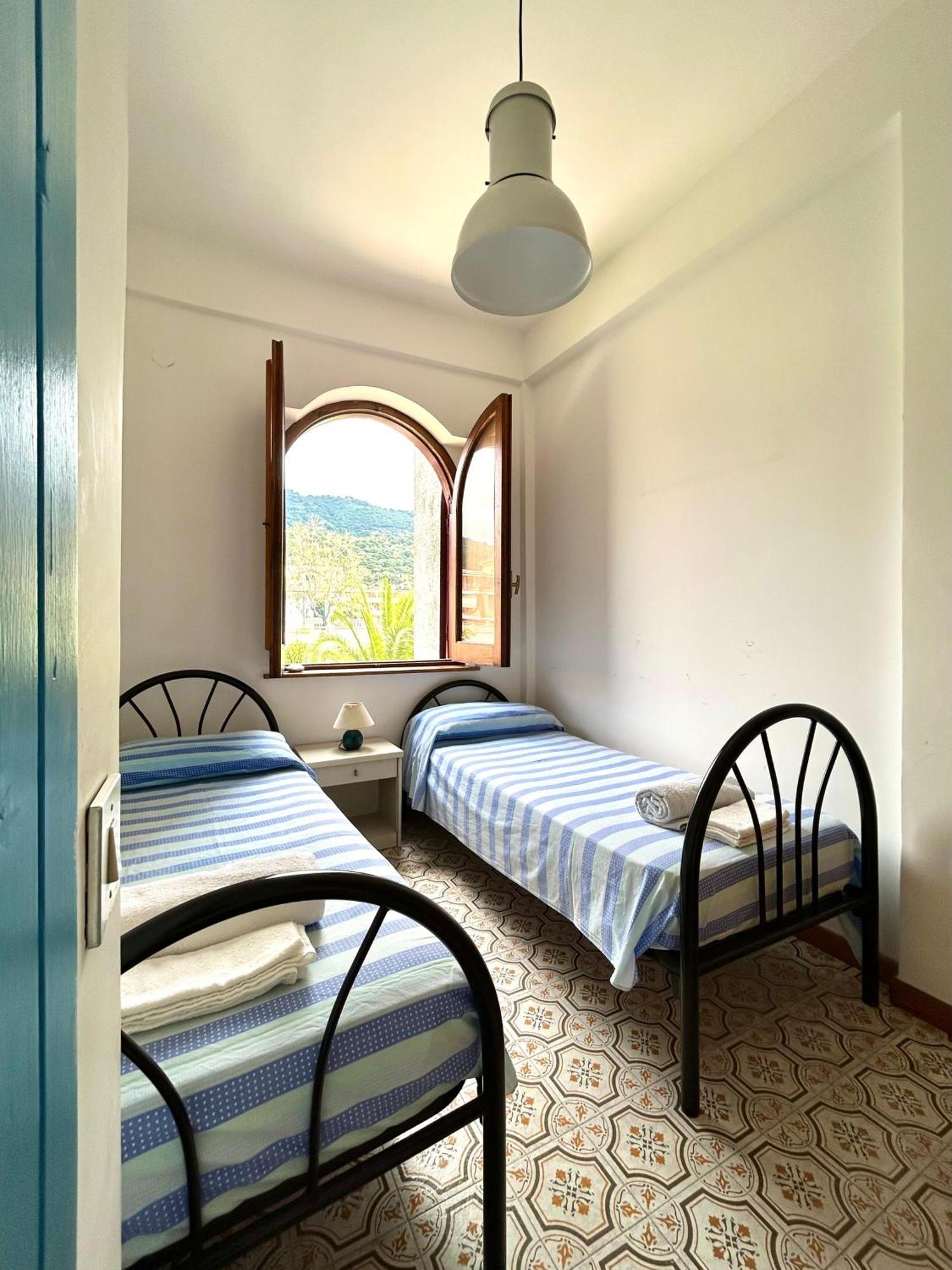 ファレルナ Vista Mare Su Tre Piani Con Giardinoヴィラ エクステリア 写真